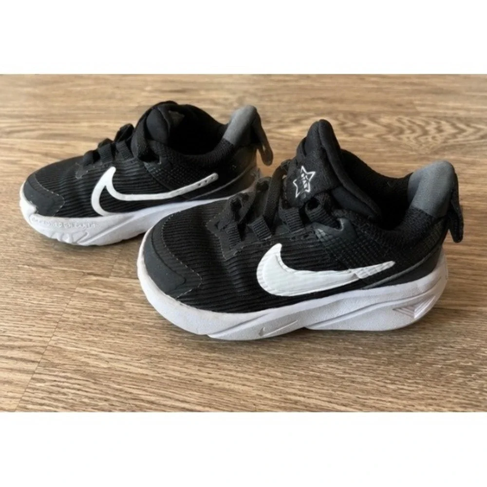 Nike Star Runner size 6c Toddler Shoes Black White